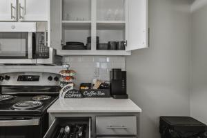 Midnight Serenity SPACIOUS LUX 1BR POOL NEAR THE BATTERY