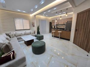 Comfortable 3 and 2 bedroom apartments with access to 5 pools