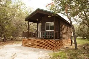 Medina Lake Camping Resort Studio Cabin 1 - English Crossing