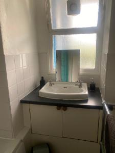 Large Twin room near Victoria - Zone 1