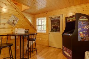 Sugar Mtn Cabin w Hot Tub: 8 Mi to GSMNP