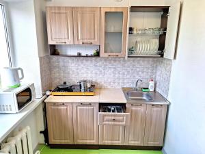 Синій малахіт, Електрика, СВІТЛО та Опалення 24-7, Простора біла 2 кімнатна квартира з видом на Білу бесідку та Сонячний парк Мережа Alex Apartmen