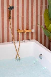 NUSAMOR petite maison romantique baignoire balnéo 2 places