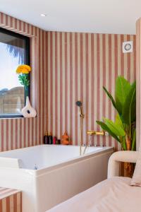 NUSAMOR petite maison romantique baignoire balnéo 2 places