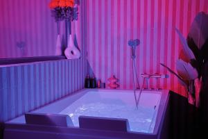 NUSAMOR petite maison romantique baignoire balnéo 2 places