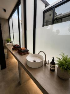 Luxury 2 Bed Apartment Ensuite Near Finns Beach Club
