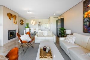 Torrequebrada Golf Resort - Luxury Apartment with Terrace, Pool & Private Parking