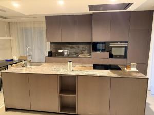 Luxury Modern 2-Bedroom Apartment with Terrace