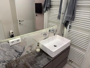 Luxury Modern 2-Bedroom Apartment with Terrace
