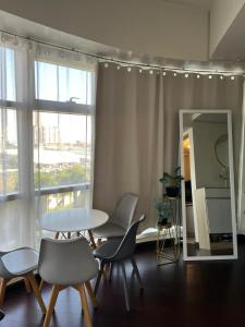 Bright Corner 1BR Suite with City Views at Twin Oaks Place