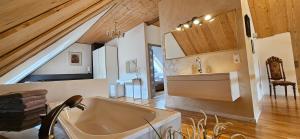 Apartament typu Penthouse dwupoziomowy z wanną, tarasem oraz pięknymi widokami na góry