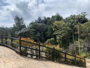 Apartaestudio con balcón y vista a la montaña cerca del aerouerto