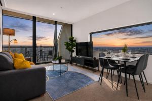 Breathtaking Views at Spacious Apartment in Melbourne CBD with Gym