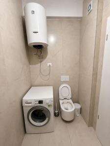 Cozy apartment near center WiFi AC balcony
