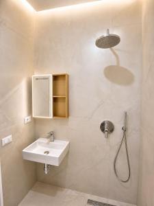 Cozy apartment near center WiFi AC balcony