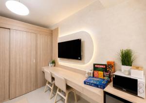 Cozy 1BR near MOA with Balcony Shore Residences
