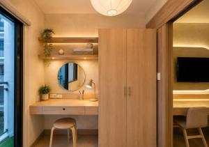 Cozy 1BR near MOA with Balcony Shore Residences