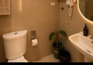 Cozy 1BR near MOA with Balcony Shore Residences