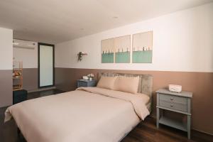 Morden Apt 6Br Old Quater