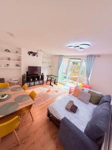 High Quality 3 BED FLAT for 9 people with 3 Bathrooms 3min from Camden Town plus private garden and huge living room