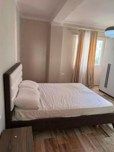 Modern Beach Apartment - 5 Min Walk to Sea - Balcony - AC - Fast WiFi
