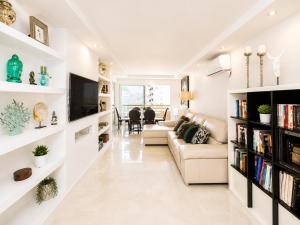 The White Apartment: Luxury, Beach and Design