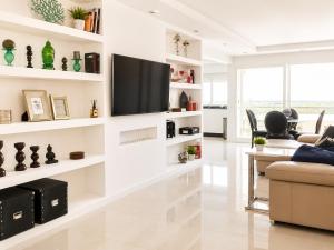 The White Apartment: Luxury, Beach and Design