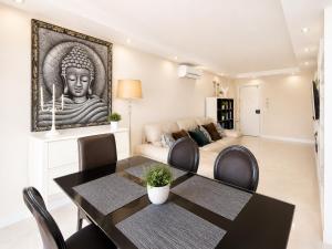 The White Apartment: Luxury, Beach and Design