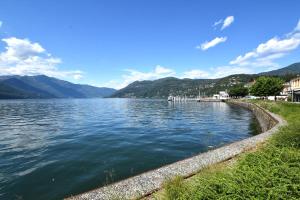Casa Merita, Fronte Lago nel Cuore di Luino