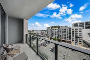 Miami Condo plus Den - Pool Gym & Best Location