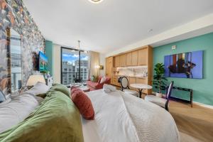 Miami Condo plus Den - Pool Gym & Best Location