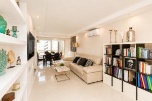 The White Apartment: Luxury, Beach and Design