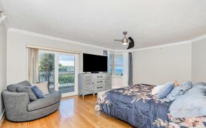 Three Bedroom Oceanfront Residence with Wraparound
