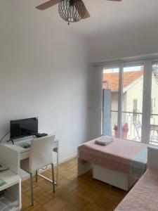 Mirelas Private Room with key, AC, lift & balcony in the center of Nice on the Cote dAzur