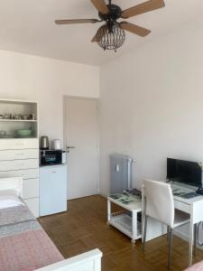 Mirelas Private Room with key, AC, lift & balcony in the center of Nice on the Cote dAzur