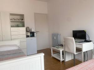 Mirelas Private Room with key, AC, lift & balcony in the center of Nice on the Cote dAzur