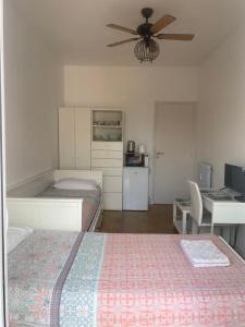 Mirelas Private Room with key, AC, lift & balcony in the center of Nice on the Cote dAzur