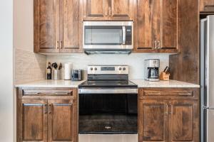 Calgary NW - AC, Garage, Backyard, Self Check-in, Professionally Cleaned