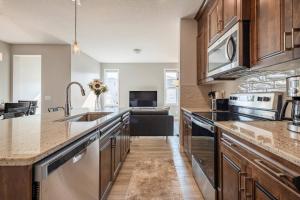 Calgary NW - AC, Garage, Backyard, Self Check-in, Professionally Cleaned