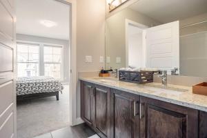 Calgary NW - AC, Garage, Backyard, Self Check-in, Professionally Cleaned