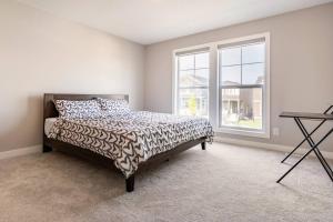 Calgary NW - AC, Garage, Backyard, Self Check-in, Professionally Cleaned