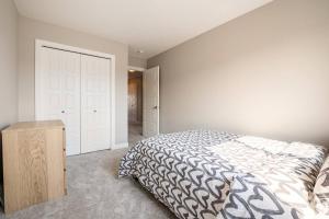 Calgary NW - AC, Garage, Backyard, Self Check-in, Professionally Cleaned
