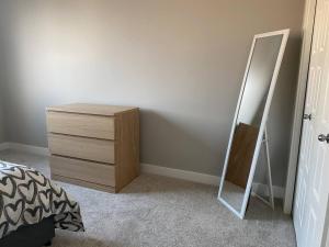 Calgary NW - AC, Garage, Backyard, Self Check-in, Professionally Cleaned
