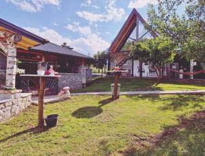 SkyFrame cottage with pool