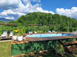 SkyFrame cottage with pool