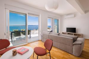 Renata Penthouse Residence with Garage
