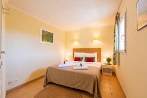 Pool and Sea View, Beach Access, Parking by White House