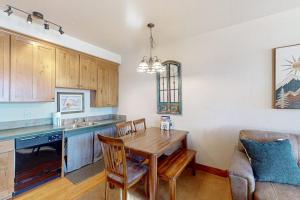 Horse Lodges 5-102