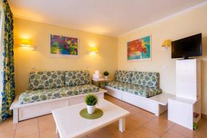 Pool and Sea View, Beach Access, Parking by White House