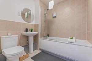 City Centre Apartment with Balcony & Parking